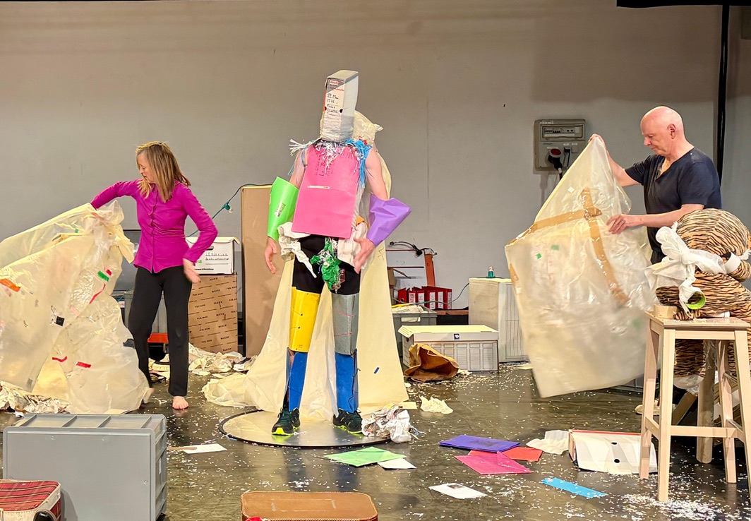 Tout doit disparaître habillage Corine et Stéphane mai 2026 La Villette crédit Ingrid Buring
